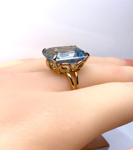Bague en or jaune 18 carats et aigue marine