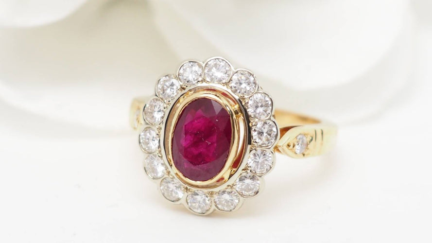 Bague 53 Bague entourage en or jaune, rubis et diamants 58 Facettes 32646