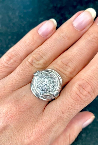 Bague 53 Bague dôme or blanc avec pavage de diamants 58 Facettes
