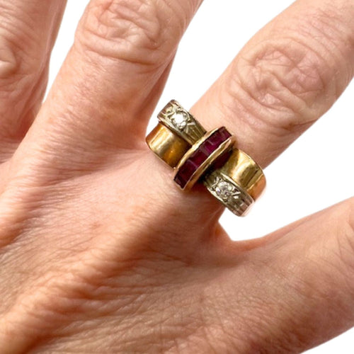 Bague 59 BAGUE CHEVALIER OU BAGUE RÉTRO DES ANNÉES 1940, OR 18 KT AVEC DIAMANTS ET RUBIS 58 Facettes Q306B
