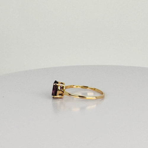 Bague Bague en or jaune avec spinelle naturelle ovale violette 58 Facettes 2504088