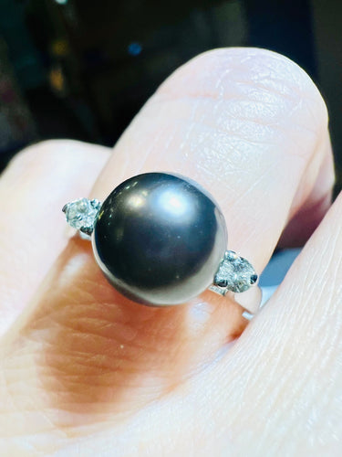 Bague 56 Bague en or sertie d'une perle de culture grise entourée de 2 diamants 58 Facettes 2920 A