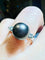 Bague 56 Bague en or sertie d'une perle de culture grise entourée de 2 diamants 58 Facettes 2920 A