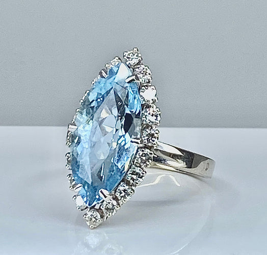 Bague Bague en or blanc 18 carats, aigue marine et 18 diamants 58 Facettes AB389
