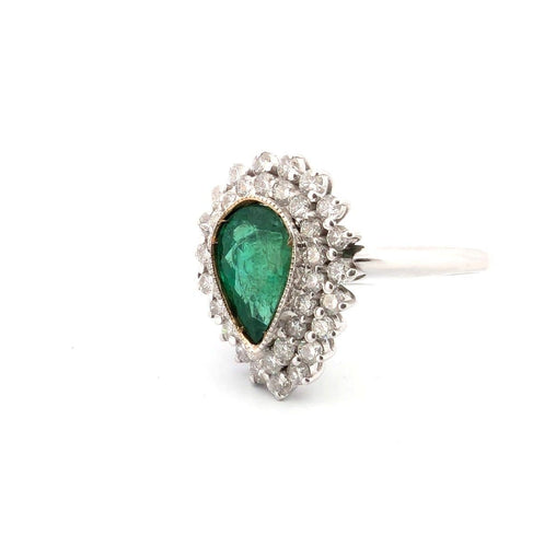 Bague 61 Bague en or blanc avec émeraude centrale et diamants environnants 58 Facettes