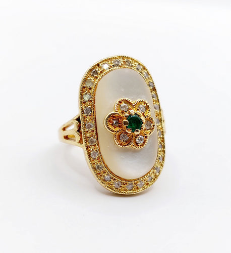 Bague 50.5 Bague marquise vintage or plaque de nacre, marguerite, émeraude et diamants 58 Facettes A03995