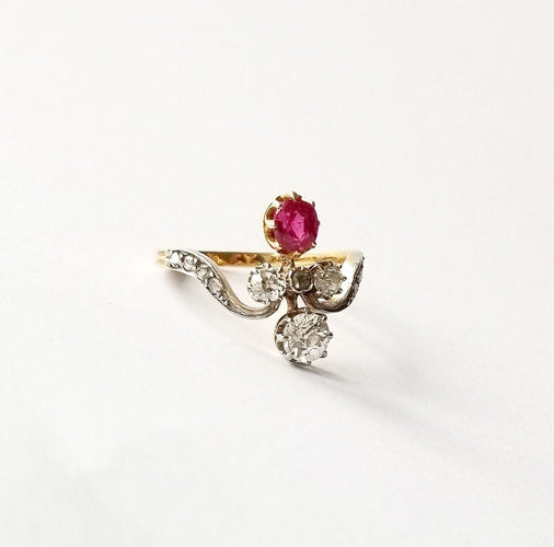 Bague ancienne duchesse or jaune diamants et rubis