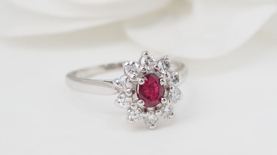 Bague 53 Bague marguerite en or blanc, rubis et diamants 58 Facettes 31286