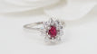 Bague 53 Bague marguerite en or blanc, rubis et diamants 58 Facettes 31286