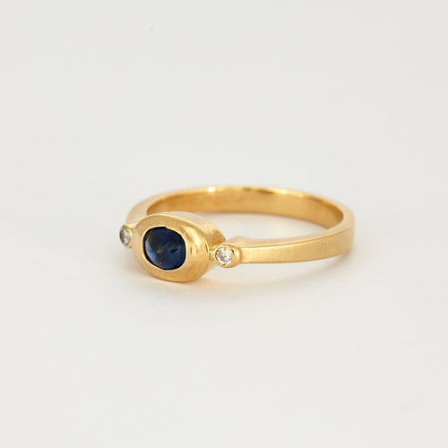 Bague 56 Bague jonc en or jaune, saphir et diamants 58 Facettes SPEV 13