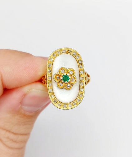 Bague 50.5 Bague marquise vintage or plaque de nacre, marguerite, émeraude et diamants 58 Facettes A03995