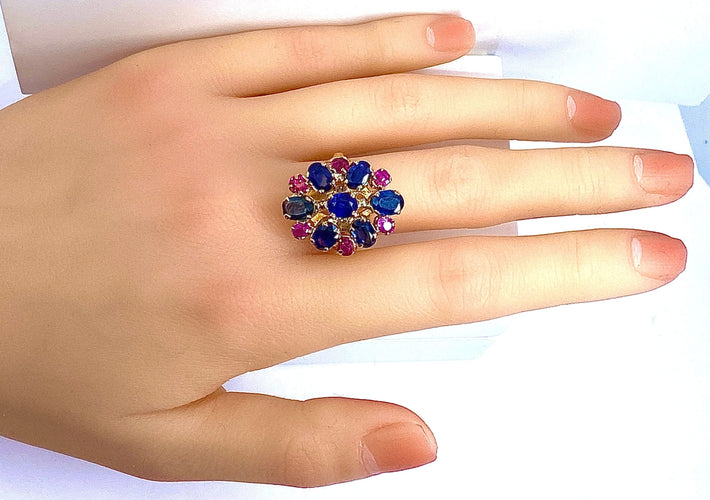 54 Importante bague or jaune, 7 saphirs et 6 rubis 58 Facettes AB454