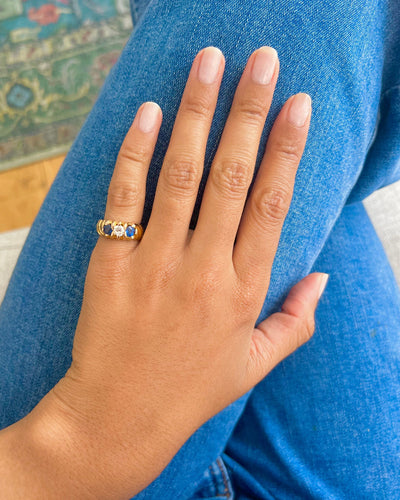 Bague jonc or jaune saphirs et diamant