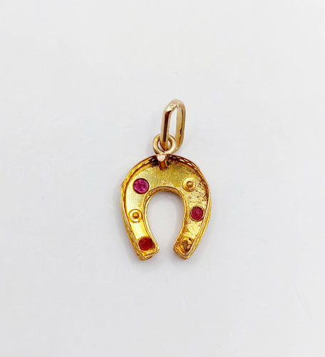 Pendentif Pendentif fer à cheval or jaune, perles et pierres rouges (circa 1900) 58 Facettes A05742