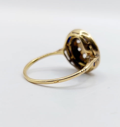 Bague 51.5 Bague cible art deco or jaune 18k ornée de diamants taillés en roses entouré de saphirs calibrés synthétiques (circa 1930) 58 Facettes A04977