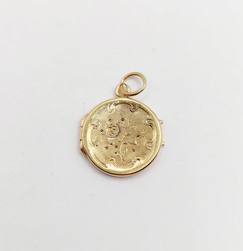 Pendentif Petit pendentif porte photo antique or jaune 18k ciselé de fleurs (circa 1900) 58 Facettes A06174