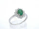 Bague 54 Bague entourage en or blanc avec émeraude et diamants 58 Facettes 2347