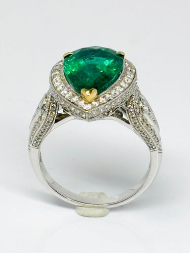 Bague 53 Bague moderne en or jaune avec émeraude naturelle en forme de poire et diamants 58 Facettes E19