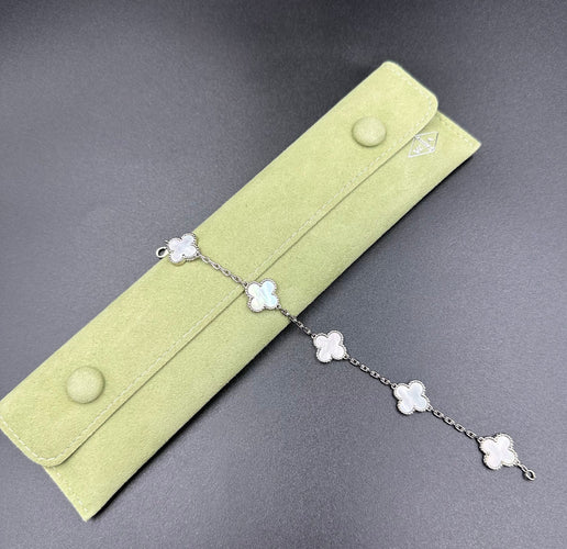 Bracelet VAN CLEEF & ARPELS. Collection "Alhambra Vintage", bracelet or blanc 18K et nacre 58 Facettes