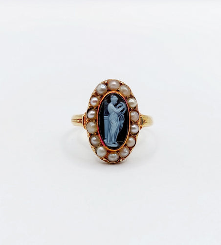 Bague 45 Bague marquise antique or jaune 18k ornée d'un camée représentant une jeune femme entourée de perles (circa 1900) 58 Facettes A04779