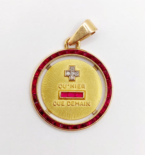 Pendentif Pendentif médaille d'amour 23mm or 18k diamant et rubis calibrés : "+ qu'hier - que demain" maison AUGIS 58 Facettes A06031