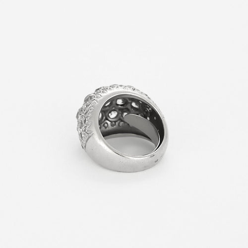 Bague dôme en or blanc et diamants