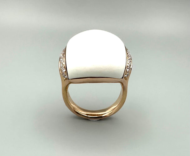 Bague 60 CHIMENTO. Bague en or rose, agate blanche et diamants 58 Facettes