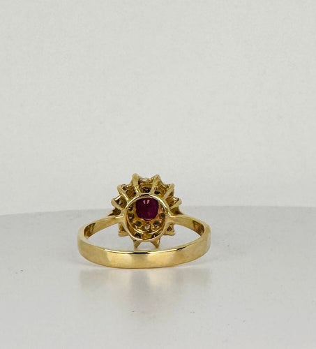 Bague Bague entourage en or jaune et blanc avec rubis ovale et diamants 58 Facettes 2212038