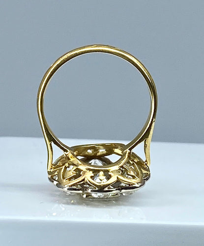 Bague Importante bague marguerite en or 18 carats et diamants 58 Facettes AB338