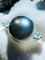 Bague 56 Bague en or sertie d'une perle de culture grise entourée de 2 diamants 58 Facettes 2920 A