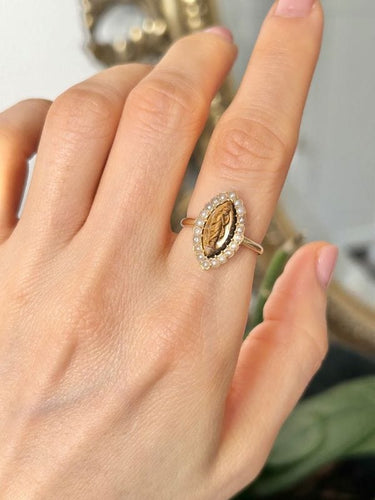 Bague 52 Bague ancienne en or jaune 18k œil de tigre et perles 58 Facettes