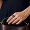 Bague 55 Bague bandeau en or jaune, nacre et diamants 58 Facettes CRE0100X2
