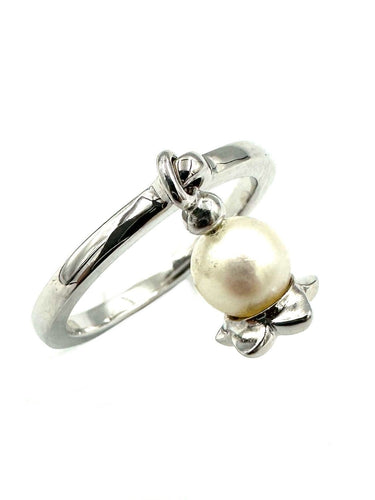 Bague 52 DIOR. Collection "Muguet", bague or blanc 18K et perle 58 Facettes