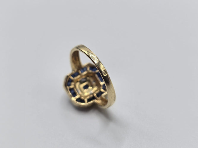 Bague 56 Bague OR Jaune 18k sertie d'un Saphir central, d’éclats de diamants et d'un contour de saphir baguettes 58 Facettes 1-0000448/2
