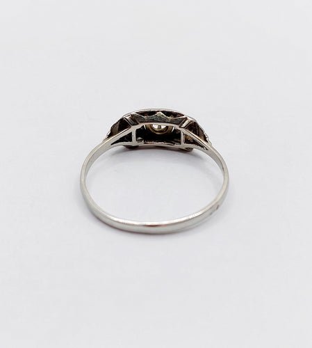 Bague 56 Bague Art Déco or blanc, diamant et monture géométrique (circa 1920) 58 Facettes A06246