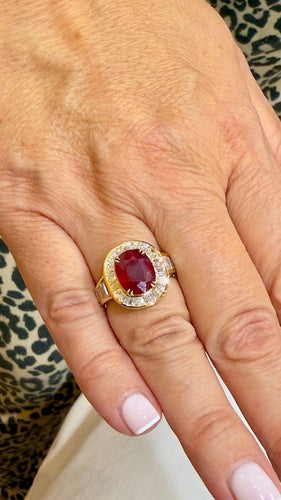 Bague 53 Bague en or jaune 18 carats rubis ovale et diamants baguettes 58 Facettes