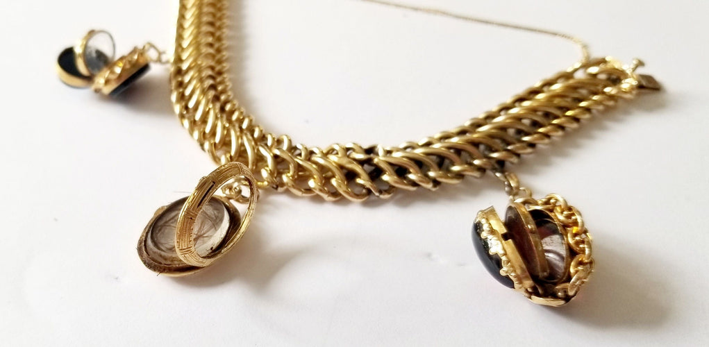 Bracelet Bracelet maille américaine or jaune 18 carats et breloques - 17 cms - 36.25 grs 58 Facettes