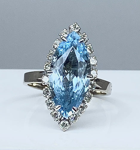 Bague Bague en or blanc 18 carats, aigue marine et 18 diamants 58 Facettes AB389