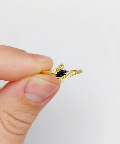 Bague vintage or jaune, saphir navette et diamants