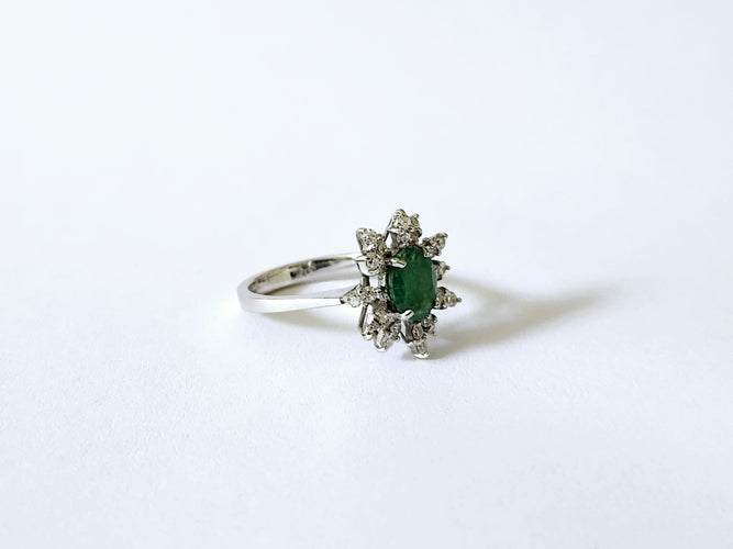 Bague 53 Bague pompadour or blanc, émeraude et diamants 58 Facettes