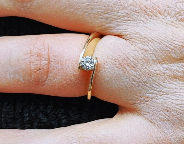 Bague 53 Solitaire design or jaune et diamant 58 Facettes Solo envol.1431