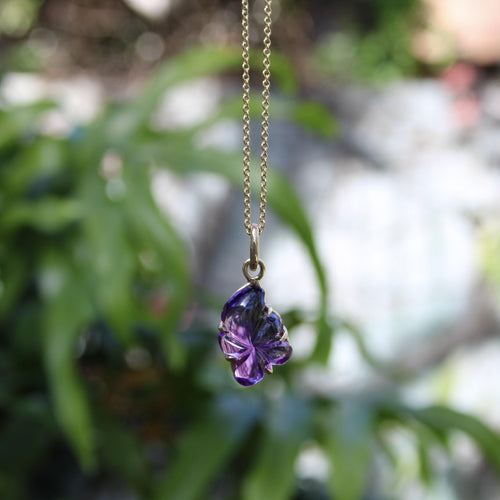 Pendentif Breloque fleur en améthyste sculptée à la main et signée en or 14 carats 58 Facettes A2006V