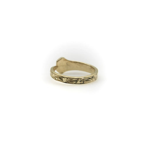 Bague 14K Yellow Gold Hand Engraved Lucky Nail Ring with Diamonds 58 Facettes