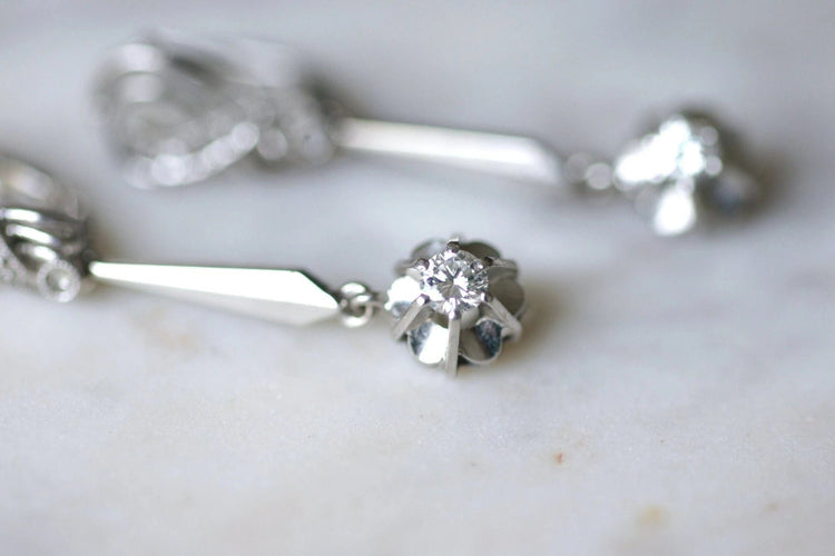 Boucles d'oreilles Longues boucles d'oreilles vintage pendantes, or blanc et diamants, années 60 58 Facettes