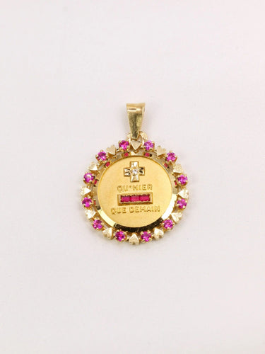 Pendentif Médaille Amour AUGIS entourage coeur rubis Plus qu’hier moins que demain diamant rubis 58 Facettes J457