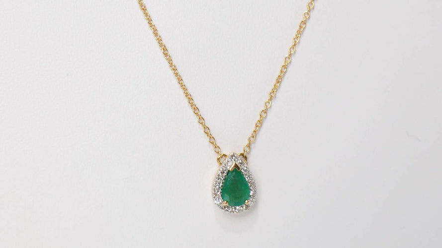 Collier Collier pendentif en or jaune, émeraude et diamants 58 Facettes 31962