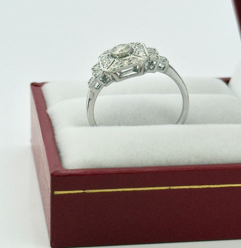 Bague 53 Bague style art déco en or blanc 18 carats et diamants 58 Facettes