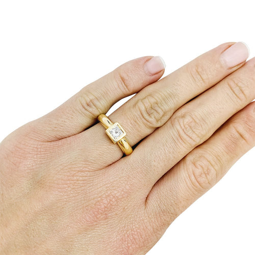 Bague 52 Solitaire Fred Paris diamant princesse, or jaune. 58 Facettes 33668
