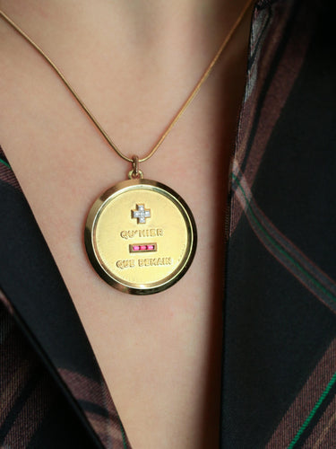 Pendentif Medaille Amour Augis JUMBO Plus qu'hier moins que demain or jaune diamants rubis 58 Facettes 1099.9