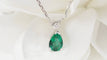 Collier 42cm Collier pendentif en or blanc, émeraude et diamant 58 Facettes 32627